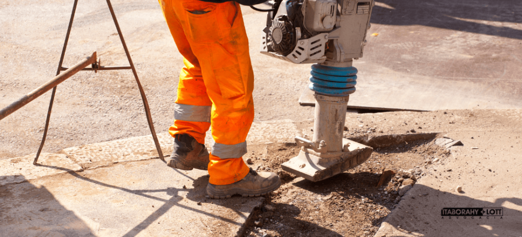 Ferramentas Vibratórias (Martelete e Compactador) A Lesão Invisível que Vira Incapacidade e Aumenta o Risco de Acidente